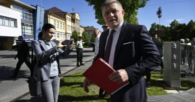 O primeiro-ministro eslovaco, Robert Fico, corre risco de vida após ser baleado