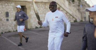 Portadores da tocha em Marselha iniciam a jornada da chama olímpica pela França